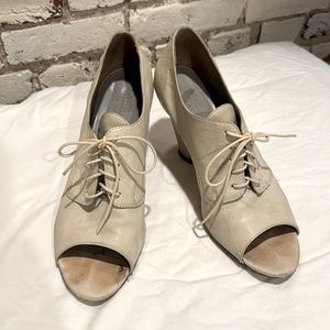Barney’s New York Co-op ivory leather lace up heels with open toe, size 40.